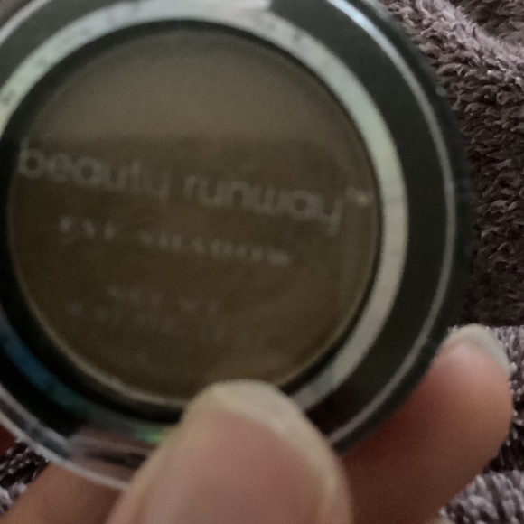 Eye shadow - Picture 1 of 1